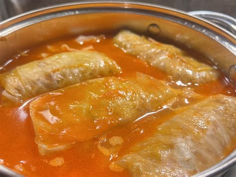 pečen zvitek iz kislega zelja z ocvirki