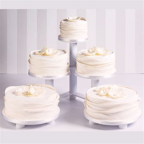 fotografija različnih pladnjev in škatel za torte