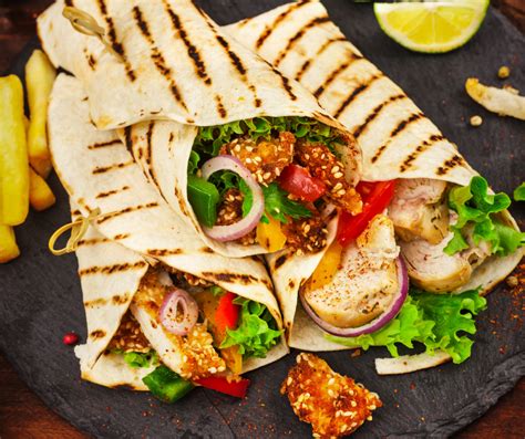 Fotografija tortilje s piščancem in svežo zelenjavo