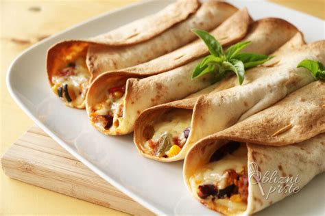 Domače tortilje z raznovrstnim svežim zelenjavnim nadevom