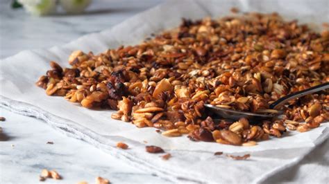 Ajdova granola z oreščki in semeni
