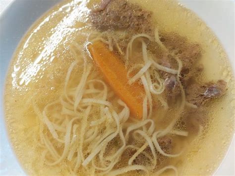 Infografika z nasveti za pripravo zelenjavne juhe, ki prikazuje pravilno rezanje zelenjave, praženje čebule in dodajanje začimb.