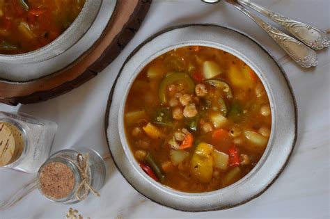 Slika različnih vrst zelenjavnih juh: mineštra s testeninami, čičerikina juha, ohrovtova enolončnica, paradižnikova juha s špinačo in tortelini, lečin kari.