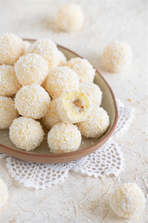 tematska fotografija kokosovih kroglic na krožniku z rumom