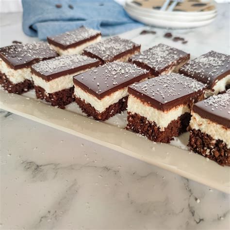 Končni izgled čokoladne puding torte, narezane na rezine in okrašene s smetano.