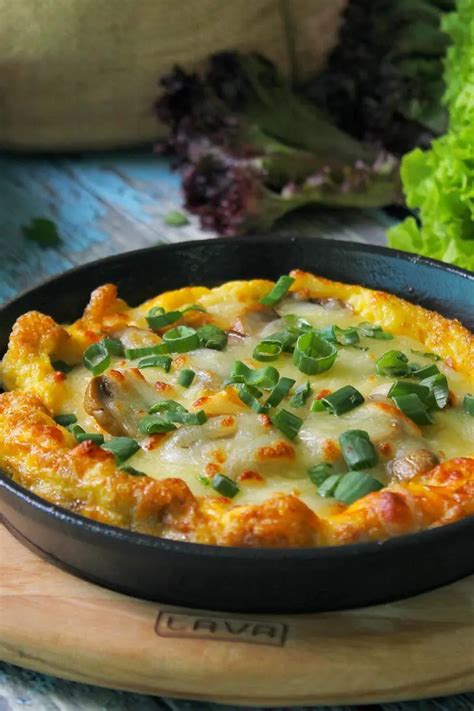 Različne možnosti oblaganja pice z zelenjavo, mesom in siri.