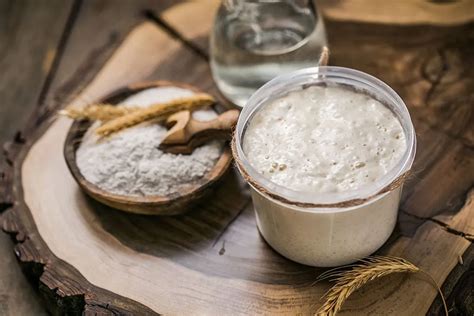 Infografika: primerjava med biološkimi (droži, kvas) in kemičnimi vzhajalnimi sredstvi (soda, pecilni prašek)