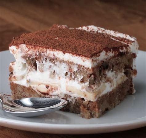 Tiramisu iz bananinega kruha pred posipanjem s kakavom