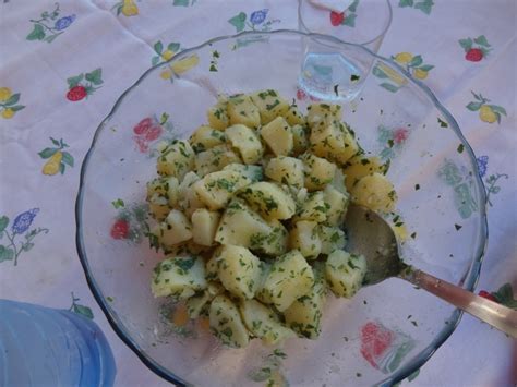 Fotografija vseh sestavin za krompirjevo solato