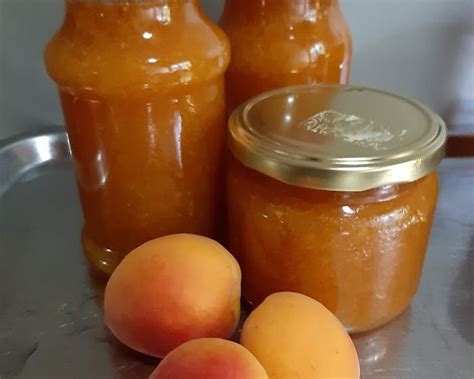 marelična marmelada z bananami na opečenem kruhu z maslom