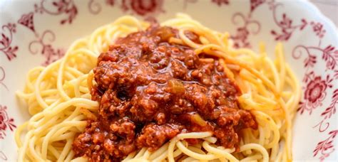 pripravljena bolonjska omaka v ponvi