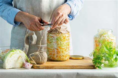 Fotografija kisanja zelja v steklenih kozarcih