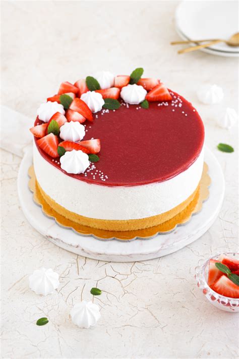 Fotografija jagodne torte z grškim jogurtom v rezu, ki prikazuje sloje