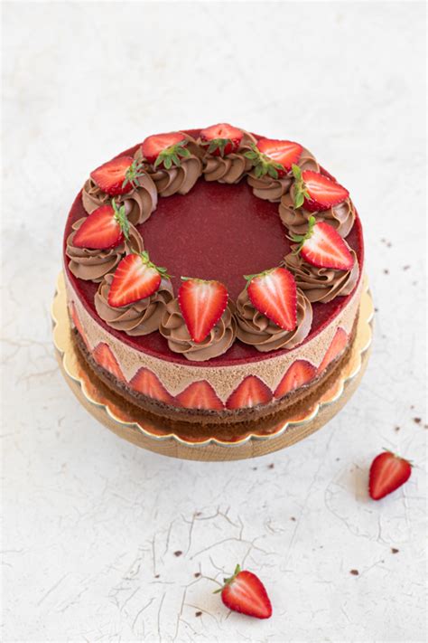 Fotografija okrašene jagodne torte s svežimi jagodami