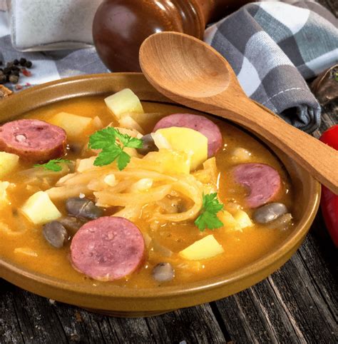 krožnik kislega zelja in fižola, morda z rebrci