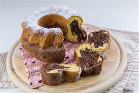Pekač za marmorni kolač, namazan z maslom