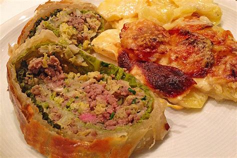 Photo of a strudel with red cabbage and minced meat