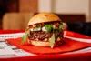 Fotografija brezglutenskega burgerja iz Hood Burgerja