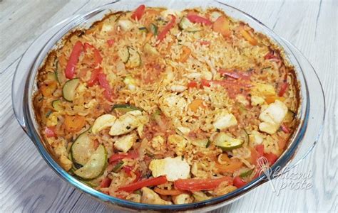 Pekač z zelenjavo in piščancem v pečici.