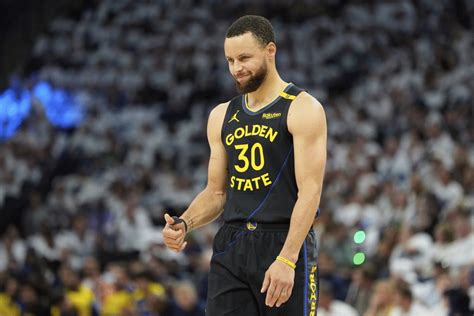 Portretno fotografijo Stephena Curryja v dresu Golden State Warriors, ki meče trojko