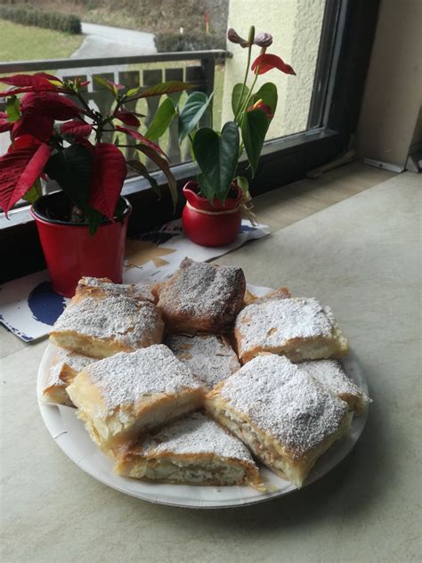 Tematska fotografija domačega vlečenega testa, pripravljenega za shranjevanje