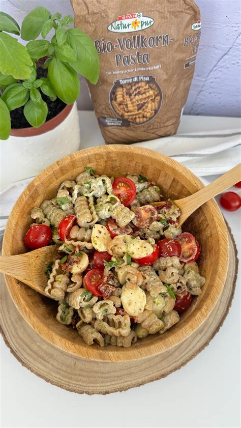 Sestavine za solato: mini testenine, češnjevi paradižniki, mocarela, bazilika, pinjole