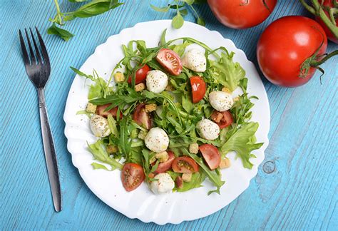 Končana solata z rukolo, paradižniki, mocarelo in pinjolami