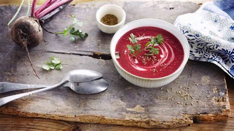 priprava zelenjave za juho iz rdeče pese