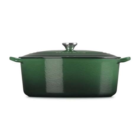 pikčasta zelena posoda z golažem