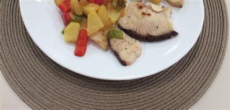 Pečeni fileji morskega psa s pisano zelenjavno prilogo