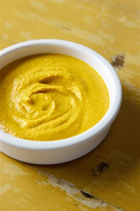 Sestavine za gorčično omako (gorčica, majoneza, agavin sirup/med, curry v prahu)