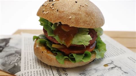 Burger z gorčično omako in svežo zelenjavo