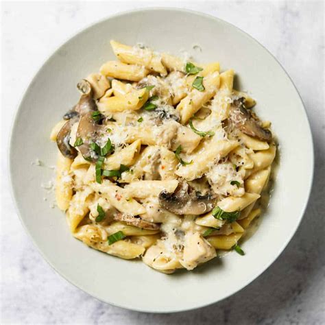Ingredients for pasta with chicken and truffle sauce