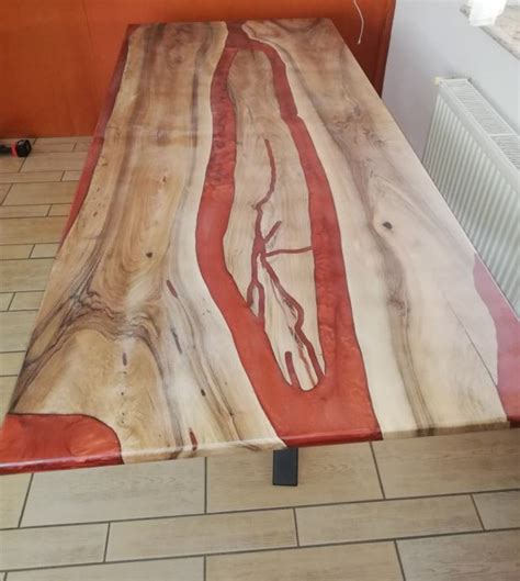 Tematska fotografija obložene mize z raznovrstnim drobnim pecivom