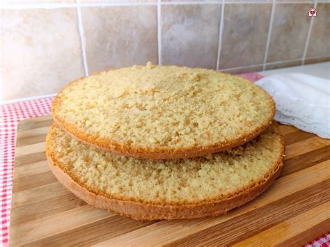 fotografija procesa oblivanja torte s tekočim prelivom
