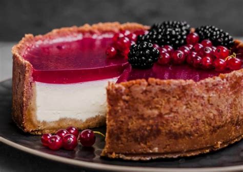 fotografija dokončane mileram torte z jagodičevjem in prelivom