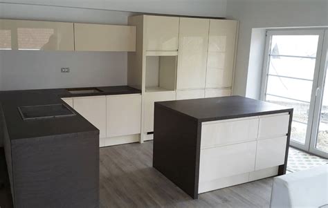 Fotografija: Primeri estetske umestitve kavnih aparatov v moderne kuhinje.