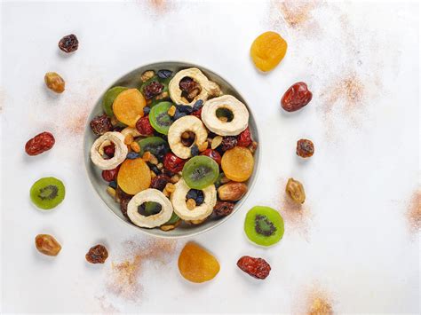 Prikaz različnih vrst suhega sadja in oreščkov, ki se uporabljajo v kolaču.