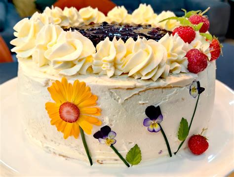fotografija osvežilne poletne torte s svežim sadjem na vrtni mizi