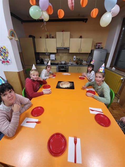 fotografija praznovanja 80. rojstnega dne z družino in torto