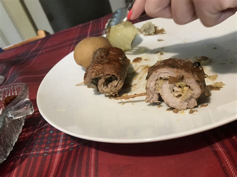 shema priprave mesne rulade: razvaljano meso, plasti nadeva, zavijanje v slanino in folijo