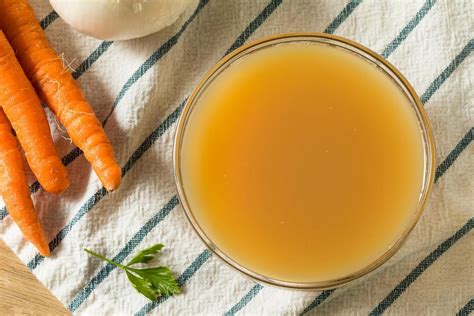 Sestavine za pripravo kostne juhe: kosti, zelenjava, začimbe
