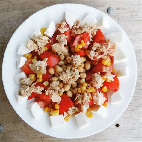 zdrava solata iz fižola, češnjevega paradižnika in pora