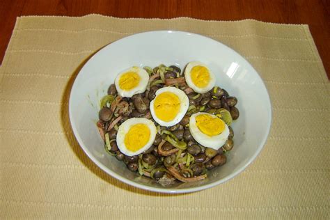 pakirana fižolova solata s paradižnikom in porom