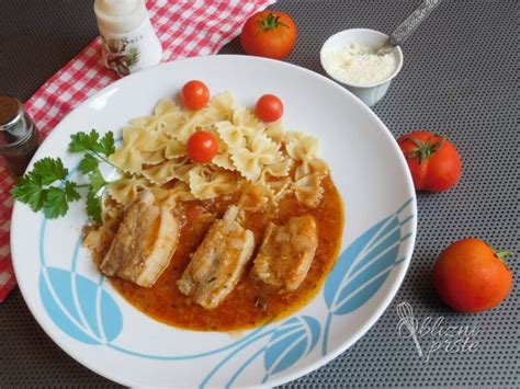 priprava svinjskih reber z začimbami za peko