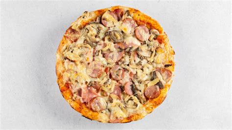 Slika bogato obložene pizze in burgerja
