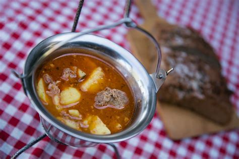Sestavine za pripravo tradicionalnega prekmurskega bograča v kotlu