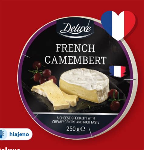 fotografija: sir Camembert v leseni škatlici in sir Brie