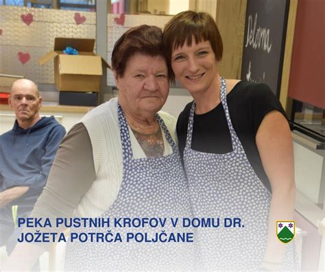 Fotografija krofov, ki jih namakajo v glazuro, s posipi v ozadju