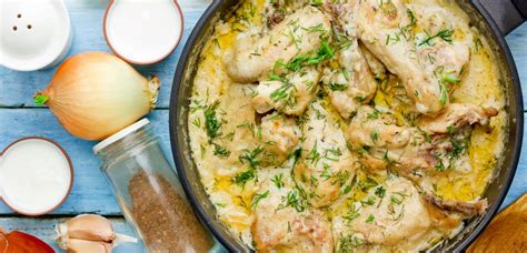 Ilustracija piščanca v kremasti smetanovi omaki s prilogami